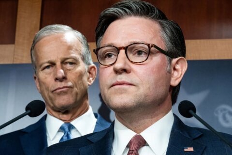 Líderes republicanos anuncian un plan para poner fin al cierre del DHS