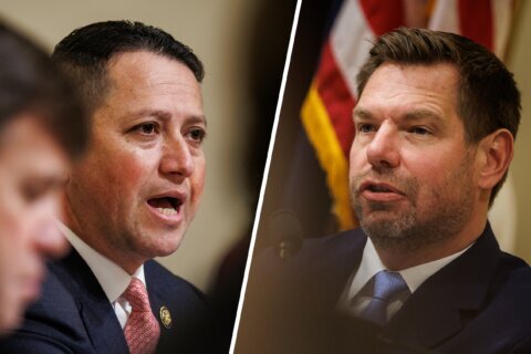 Legisladores dicen que votarán para expulsar a Eric Swalwell y Tony Gonzales del Congreso