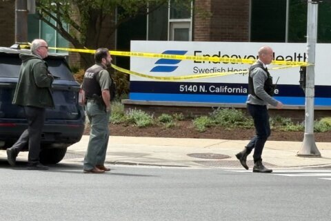 Muere uno de los oficiales de policía baleados en un hospital en Chicago; hay un detenido