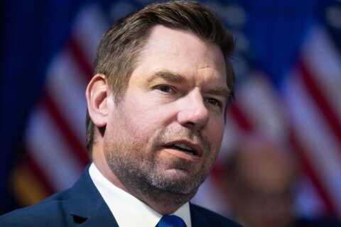 Eric Swalwell dice que renunciará al Congreso tras acusaciones de agresión sexual