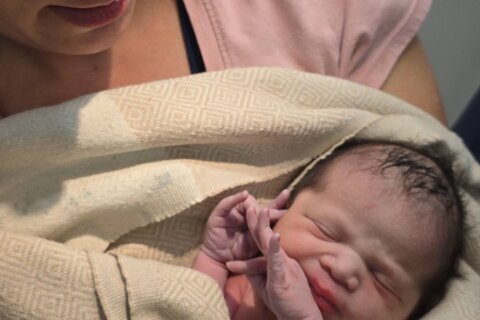 Bebé a bordo: paramédicos ayudan a pasajera a dar a luz en pleno vuelo de Delta