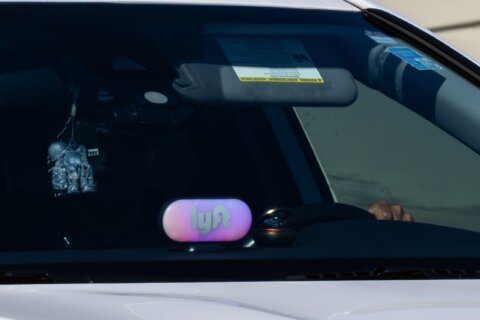 Doctor acusado de extirpar órgano equivocado a paciente que murió, conducía un Lyft cuando fue arrestado