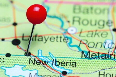 Vehículo atropella a varias personas durante celebración en Louisiana; hay heridos