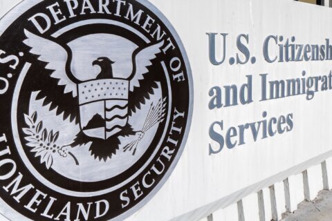 USCIS recuerda a solicitantes de asilo que paguen la tarifa anual o enfrenten consecuencias