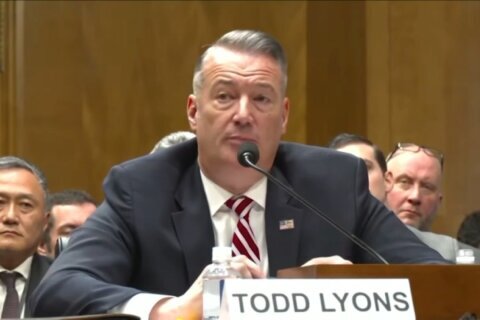 El director interino del ICE, Todd Lyons, deja el Departamento de Seguridad Nacional