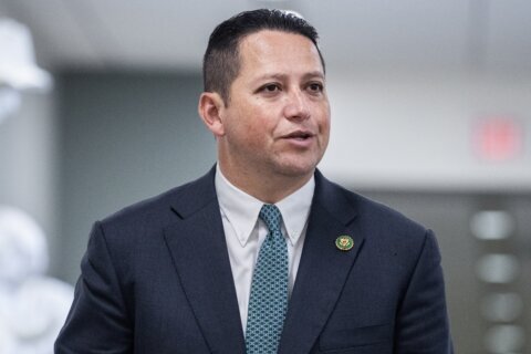 El congresista de Texas Tony Gonzales renunciará tras escándalo con una asistente