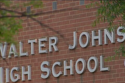 Empleado de secundaria en Bethesda enfrenta cargos por presuntamente grabar a estudiantes