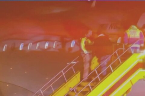 Boricua se declara culpable de abrir la puerta de un avión de JetBlue tras pelea con su novia