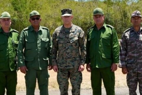 General del Comando Sur se reúne con militares cubanos en Guantánamo