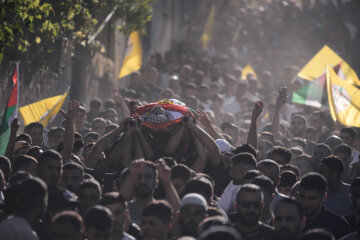 Mourners carry the body of Palestinian Imad Haroun Ishtayeh