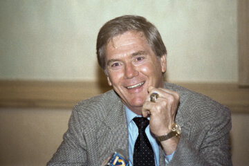 New England Patriots coach Raymond Berry smiles during a press conference, Dec. 29, 1987 in Pompano Beach, Fla.  Berry discounted rumors that he would be leaving the Patriots after four seasons. "I think from a football coaching standpoint I've got eight big things to be thankful for. We won eight," said Berry. (AP Photo/Thom Baur)