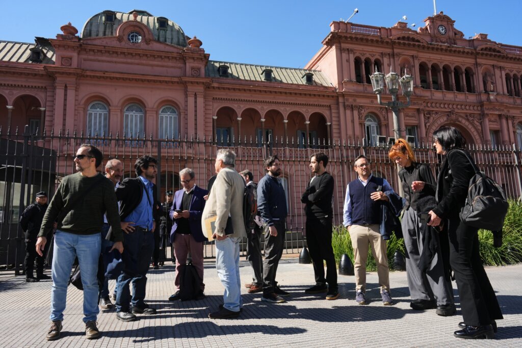 Argentina’s Milei restores press access to presidency after a ban sparks backlash