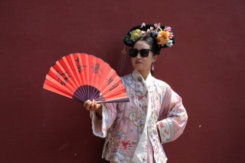 Dressing visitors in ancient China’s imperial splendor is booming in Beijing