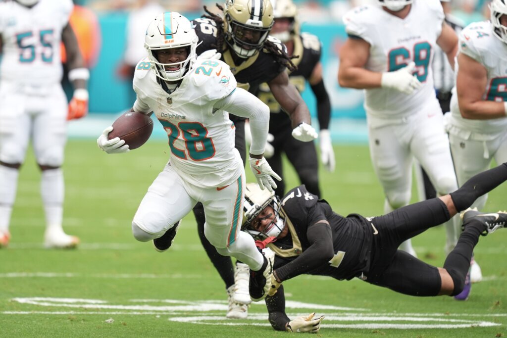Dolphins, running back De’Von Achane agree to a 4-year, $64 million extension, AP source says