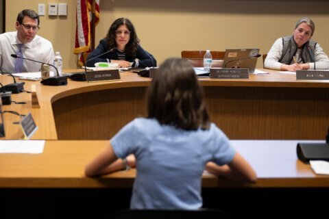 Some parents don’t want their kids to use tech at school. But districts are pushing back