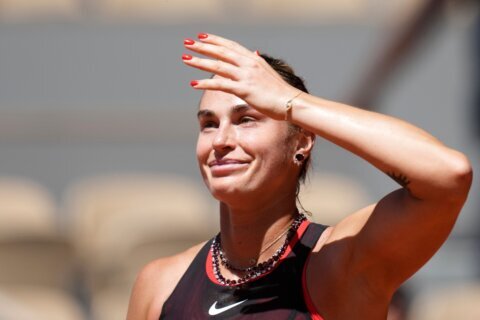 Sabalenka takes advantage of heat wave in French Open win. Medvedev loses in 5 sets
