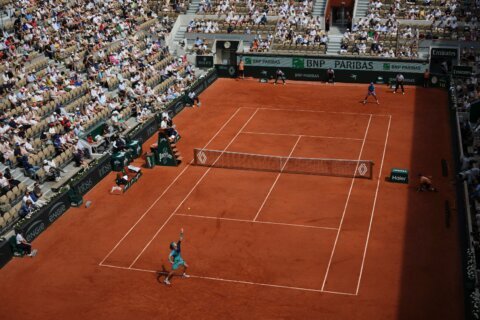 Marta Kostyuk extends clay winning streak to 15 matches to reach fourth round at French Open