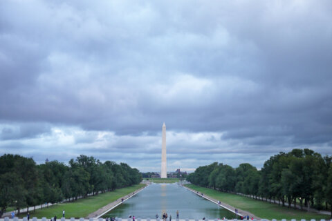 washington monument wide view on cloudy, gloomy day