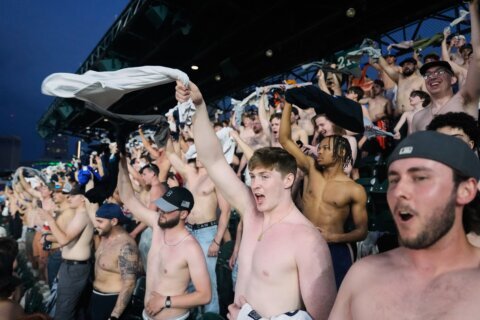 Shirtless fans the stars at MLB stadiums as “Tarps Off” trend sweeps baseball world