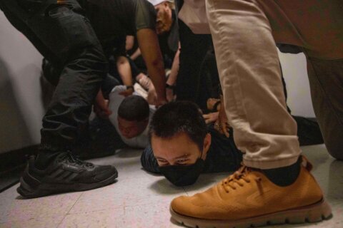 Federal judge bans most arrests by federal agents in immigration courts in New York