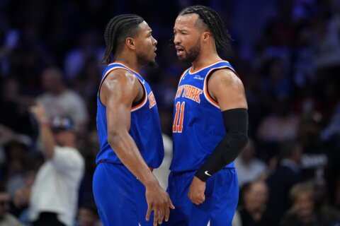 Knicks bury 76ers 14-114 behind Game 4 3-point barrage, back in East finals for 2nd straight year