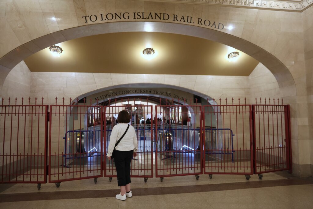 Talks to get the largest US commuter rail system running again continue as morning commute looms