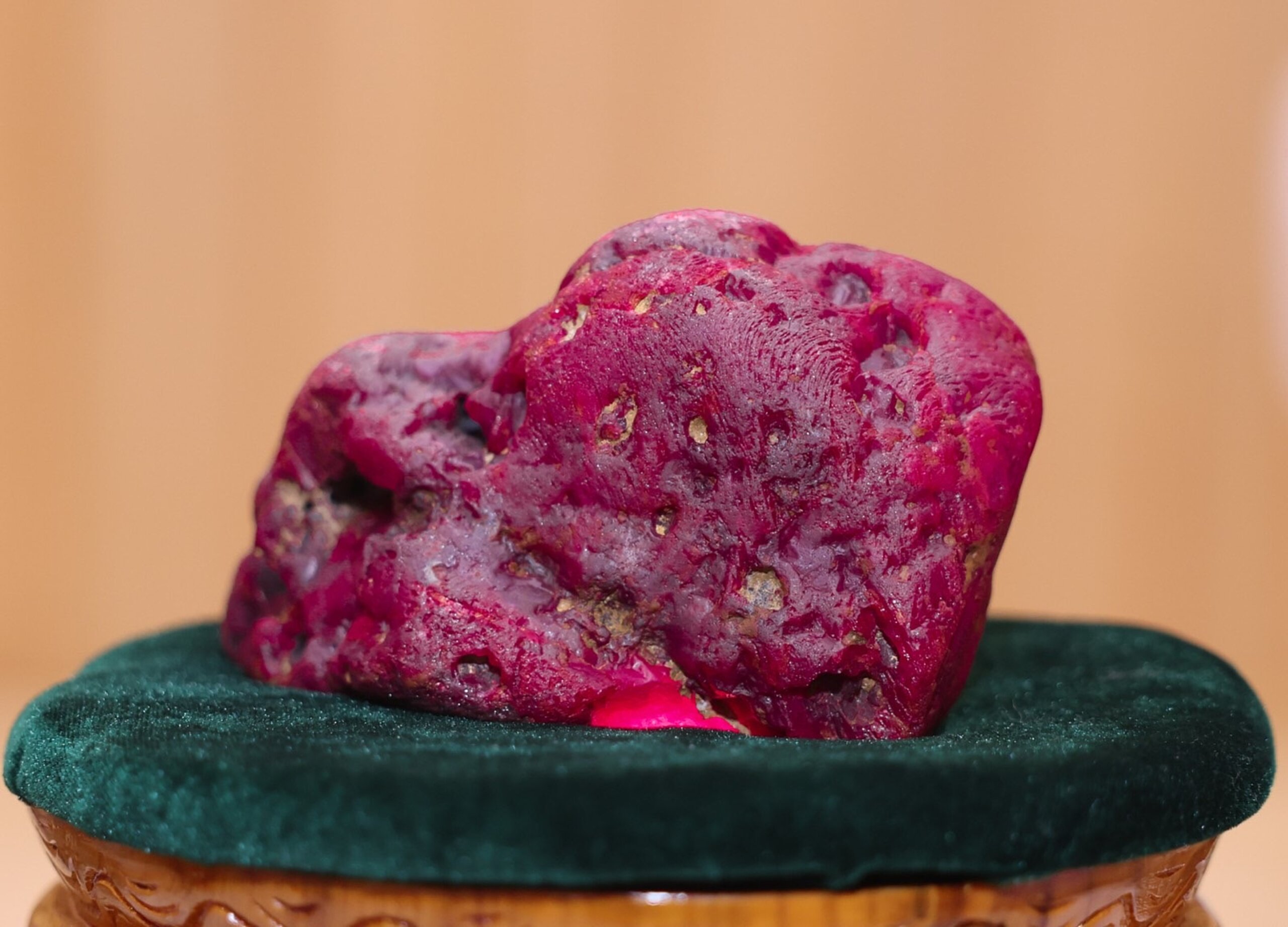 Ruby seberat 11.000 karat telah ditemukan di tanah pusat batu permata yang rusak oleh perang di Myanmar.