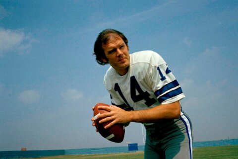Craig Morton, who became the first quarterback to start Super Bowl for two franchises, dies at 83