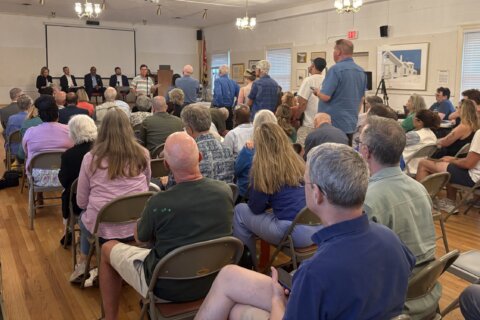 ‘It’s putrid!’: Glen Echo residents press officials after Potomac River sewage spill