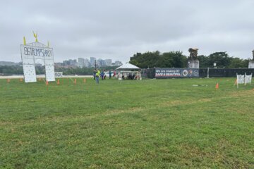 Arch protest near Lincoln Memorial