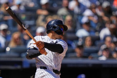 Grisham leads Yankees over Rangers 9-2 for 16th win in 19 games but Domínguez hurt hitting wall