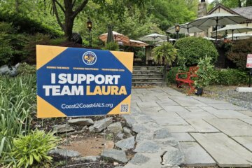 a sign that says i support team laura
