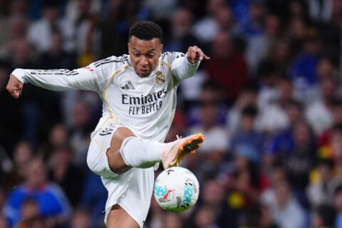 Kylian Mbappé among players jeered by Real Madrid fans at the Bernabeu in 2-0 win over Oviedo