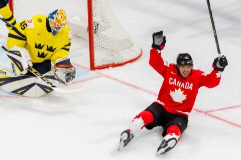 Canada holds off Sweden to open ice hockey worlds