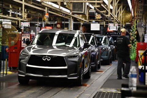 Japanese automaker Nissan reduces losses and expects to return to profit
