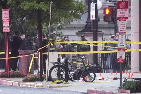 Gunman killed near White House had been previously charged with trespassing