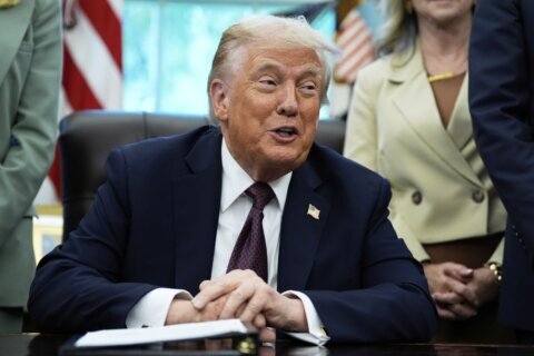 Doce lugares donde el gobierno federal añadió el nombre de Donald Trump