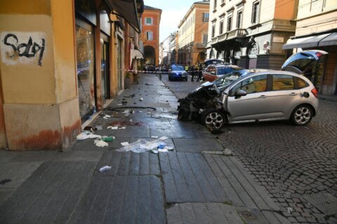 Un auto arrolla a peatones en Módena, Italia; hay 8 heridos, 4 de ellos graves
