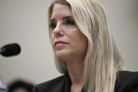 Exsecretaria de Justicia evade preguntas de legisladores sobre el rol de Trump en caso Epstein