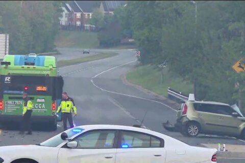 Accidente entre autobús y auto deja un muerto en Gaithersburg