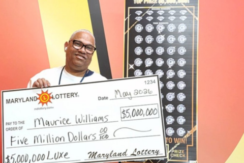 Conductor de DC gana $5 millones en la lotería y luego maneja su autobús como cada mañana