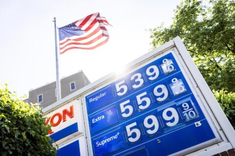 EEUU considera suspender impuesto a la gasolina ante el alza de precios