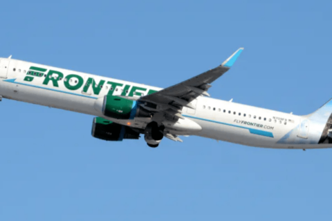 Hombre muere atropellado por un avión de Frontier en un aeropuerto
