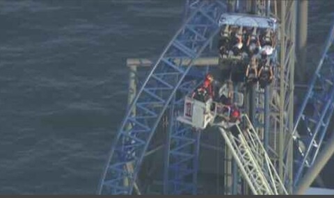 Conmocionados y alegres: así estaban estudiantes rescatados de montaña rusa de Texas