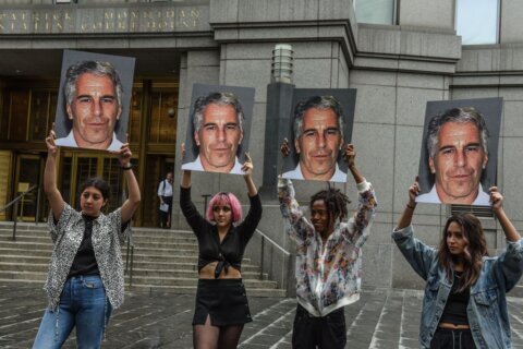 Víctimas y congresistas demócratas realizan audiencia contra Jeffrey Epstein en Palm Beach