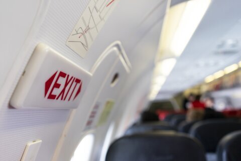 Vuelo se desvía a Dulles después de que pasajero intentara abrir la puerta a 36,000 pies