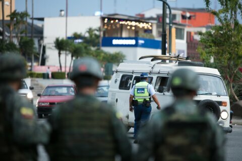 Ecuador: hombres armados matan a tiros a cinco en una cancha