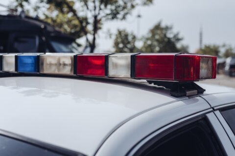 Policía busca a sospechosos de robos a mano armada en Arlington