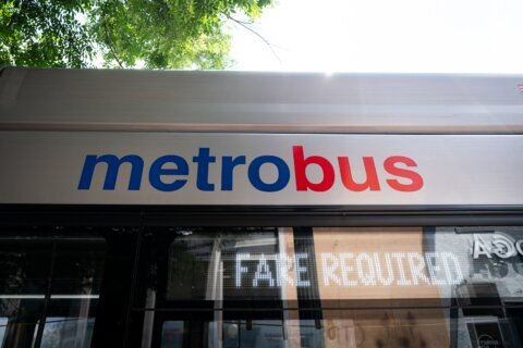 Cerca del 70% de los pasajeros de Metrobus no estarían pagando la tarifa, según WMATA