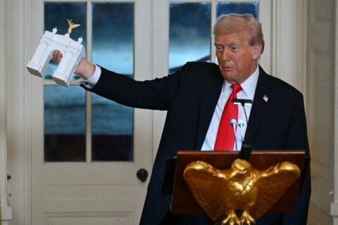 Agencia federal aprueba el diseño del Arco del Triunfo propuesto por Trump